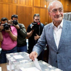 El alcalde de Málaga (PP), Francisco de la Torre, en su colegio electoral.-EFE / JORGE ZAPATA