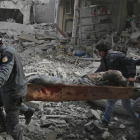 Miembros de Defensa Civil Siria evacuan civiles heridos tras un ataque aéreo a Saqba, en Guta oriental.-ABDULMONAM EASSA (AFP)