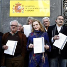 Escritores y otros autores, antes de entregar una solicitud ante el Ministerio de Cultura para poder seguir creando sin renunciar a su pensión, en noviembre.-EFE / MARISCAL