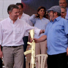 Fotografía de archivo del 27 de junio del 2017  del presidente de Colombia, Juan Manuel Santos, junto al maximo lider de las FARC  Rodrigo Londoño, alias Timochenko.-MAURICIO DUEÑAS CASTAÑEDA