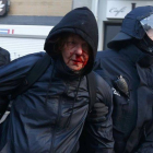 La policía detiene a un manifestante 'Blockupy' herido en la cara.-Foto: MICHAEL DALDER / REUTERS