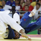 El judoca español Sugoi Uriarte (de azul) compite con el azerbayano Nijat Shikhalizada.-AFP / JACK GUEZ