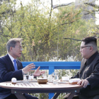 Kim Jong Un, derecha, con Moon Jae-in, durante el encuentro en la frontera entre las dos coreas.-JM (AP)
