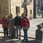 El padre de familia en el centro junto a los responsables de Arraigo-HDS