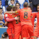 Los jugadores del Barça felicitan a Neymar por su gol ante el Espanyol en Cornellà.-Foto: JORDI COTRINA