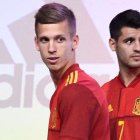 Olmo, junto a Morata, en la presentación de la nueva camiseta de la selección.-APF / ÓSCAR DEL POZO