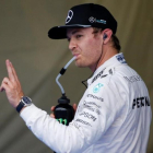 Nico Rosberg, relajado tras conseguir la pole en el Gran Premio de Japón.-REUTERS / TORU HANAI