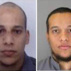 Fotografías cedidas por la Policía francesa en París que muestra a Cherif Kouachi, 32, (i) y su hermano Said Kouachi, 34, (d), sospechosos de la masacre contra el semanario satírico 'Charlie Hebdo'.-Foto: EFE