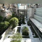 Vista del patio del MoMA y de Nueva York desde el interior de la ampliada pinacoteca.-AFP / TIMOTHY A. CLARY