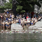 Más de 300 nadadores participaron en la 63 edición de la Travesía a la Laguna Negra, una prueba que ayer tuvo color soriano con la victoria del Sergio Martín Salcedo.-Luis Ángel Tejedor