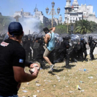 Choques entre policía y manifestantes contra el recorte de las pensiones en Buenos Aires.-AFP / EITAN ABRAMOVICH