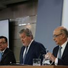 Rueda de prensa posterior al Consejo de Ministros, con Méndez de Vigo, Montoro y Escolano.-DAVID CASTRO