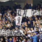 Pancartas mostradas en la grada del Heliodoro Rodríguez a favor de Iñaki Williams.-RAMON DE LA ROCHA/ EFE