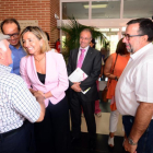 García saluda a un usuario en el acceso principal a la residencia Los Royales.-ÁLVARO MARTÍNEZ