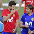 Piqué y Lopetegui charlan en el entrenamiento de la seleccón española en Murcia.-AFP