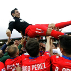 Los jugadores rojillos mantearon a Del Pino a la finalización del partido.-Diego Mayor
