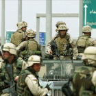 Soldados estadounidenses en un control de seguridad militar para entrar en Faluja, en abril del 2004.-