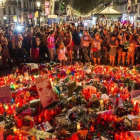 Peluches, velas, dibujos y notas depositadas en memoria de las víctimas del atentado en el Pla de lOs a la Rambla de Barcelona.-JORDI COTRINA