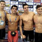 El equipo español de relevo 4x200m libres masculinos en la zona mixta tras conseguir la clasificación a los Juegos Olímpicos Río 2016 en Kazán-EFE