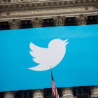 El logo de Twitter desplegado en la fachada de la Bolsa de Nueva York.-