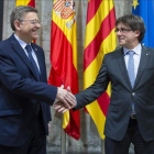 Los presidentes Carles Puigdemont y Ximo Puig, en el Palau de la Generalitat Valenciana.-MIGUEL LORENZO