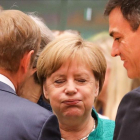 Angela Merkel conversa con Donald Tusk y Pedro Sánchez, hoy en Bruselas.-AFP