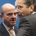 El ministro de Economía, Luis de Guindos, y el presidente del Eurogrupo, Jeroen Dijsselbloem.-AP / GEERT VANDEN WIJNGAERT