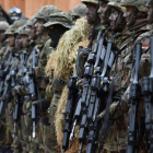 La ministra de Defensa alemana, Ursula von der Leyen, pasa revista a las tropas en unos ejercicios militares en el sur de Alemania.-AFP / CHRISTOF STACHE
