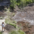 Una turista contempla las acículas existentes tanto en el interior de La Fuentona como las ya retiradas.-M.T.