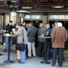 Los clientes de un bar fuman al calor de las setas calefactoras a las puertas del establecimiento. / ÚRSULA SIERRA-