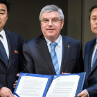 El presidente del COI, Thomas Bach, con los representantes de Corea del Norte (izquierda) y Corea del Sur con el acuerdo firmado en Lausana-AFP / FABRICE COFFRINI