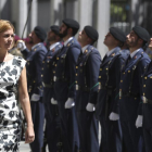 La titular de Defensa, María Dolores de Cospedal, el pasado julio, pasa revista durante un acto para celebrar el 40º aniversario de la creación del ministerio. /-J. J. GUILLÉN