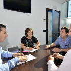 Peregrina, Angulo, Felipe Utrilla y Constantino de Pablo, en una reunión en el partido-V.G.