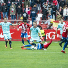 Dani Nieto sortea a un rival del Sporting durante el partido del pasado sábado en El Molinón.-AREA 11