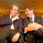 Herrera conversa con Goirigolzarri momentos antes de su intervención en el foro sobre Formación Profesional.-ICAL