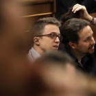 Pablo Iglesias se aregla la coleta mientras escucha el discurso de Sánchez.-JOSÉ LUIS ROCA