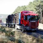 Camiones transportando madera quemada del incendio del pasado año de Castrocontrigo-Ical