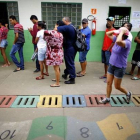 Un grupo de personas forma una fila en un puesto de votación en la favela Estrutural, en Brasilia, durante la segunda vuelta de las elecciones presidenciales.-EFE /Foto: FERNANDO BIZERRA JR.