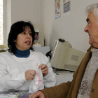 Francisca Castro Corada, Kika, atendiendo a un cliente en su farmacia de Matamala de Almazán. / VALENTÍN GUISANDE-