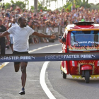 Bolt afirmó entre sonrisas al público que la carrera fue demasiado fácil.-AFP