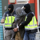 La policía traslada a uno de los detenidos en Ceuta el pasado 7 de febrero.-EFE / ARCHIVO