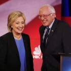 Hillary Clinton y Bernie Sanders sonríen durante una pausa del debate de candidatos demócratas, el domingo en Charleston.-AP / MIC SMITH