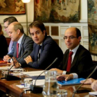 Roberto Bermúdez de Castro (en el centro de la foto, con un bolígrafo en la mano), en la reunión que convocó el 28 de octubre con los secretarios de Estado del Gobierno central, para organizar el despliegue del 155.-JUAN MANUEL PRATS