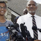 Ahmed Mohamed y su padre, Elhassan Mohamed, en la rueda de prensa que ofrecieron el miércoles delante de su casa.-