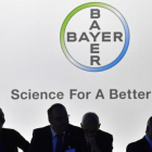 El consejo de administración de Bayer en Bonn, en abril del 2017.-MARTIN MEISSNER (AP)