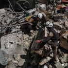 Operaciones de rescate en la ciudad de Ariha, en la provincia de Idleib, tras un bombardeo realizado el 31 de mayo pasado.-EFE