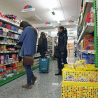Consumidoras en un supermercado Condis de Barcelona.-ARCHIVO / Guillermo Moliner