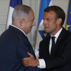 Netanyahu y Macron se saludan antes de atender a la prensa tras su encuentro en París-PHILIPPE WOJAZER (AP)