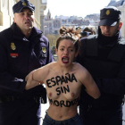 Protesta de las Femen ante el Congreso de los Diputados.-Foto: AFP