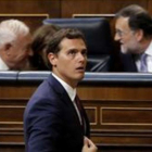 El presidente de C's, Albert Rivera, pasa por delante de la bancada del PP.-JOSÉ LUIS ROCA